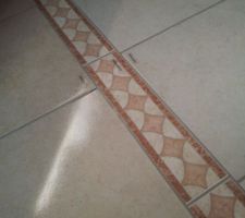 Carrelage cuisine à gauche et carrelage salon/couloir à droite.