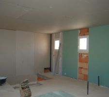 Vue sur la droite partie salle de bain
