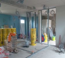 Prise de vue depuis l'emplacement du future escalier, vue sur la chambre, la salle d'eau et le garage et le cellier