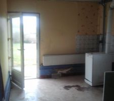 Entr&eacute;e de la maison, pr&eacute;sence de la chaudi&egrave;re &agrave; gaz qui sera d&eacute;monter car d&eacute;fectueuse.

Les radiateurs partiront au ferrailleurs car le jour ou on en aura ce seront probablement des basse temp&eacute;ratures.