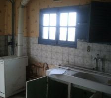 La cuisine, on garde ... non je d&eacute;conne, on refait tout, peut &ecirc;tre on gardera l'&eacute;vier pour un effet r&eacute;tro et d&eacute;co ann&eacute;e 70, ce n'est pas encore d&eacute;fini.