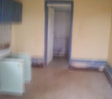 Entr&eacute;e de la salle de bain/wc, pas cool dans la cuisine mais pas le choix.