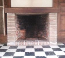 La chemin&eacute;e, un insert viendra s'y mettre, entr&eacute;e d'air frais par la gauche, couloir condamn&eacute;e.