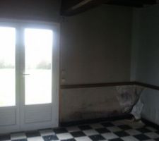 Un mur pourri qui sera placoifier et isol&eacute;.