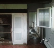 La on est dans la chambre. chemin&eacute;e qui sera condamn&eacute;e et transformer en penderie. Il semblerait que le poids de cette chemin&eacute;e soutienne la maison, donc on d&eacute;monte pas sans enlever la terre qui fait les combles :(