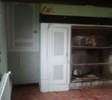 Un futur couloir doit voir le jour ici, ainsi qu'une cloison environ au niveau du placard (en gros au centre de la photo).

la fen&ecirc;tre sera remplac&eacute;e par du double vitrage.