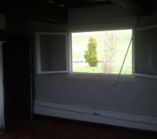 Fen&ecirc;tre qui donne au sud.

futur bureau, chambre d'ami.