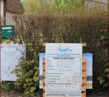 Aujourd'hui, j'ai affiché notre permis de construire.
N'ayant pas les moyens de faire venir un huissier pour qu'il constate la présence de ce panneau en limite de propriété ce mercredi 18 avril 2012, j'ai souhaité l'imprimer afin de me le poster en recommandé comme suggérer par notre notaire.
J'ai plus d'encre. Et je compte pas en acheter ; ça coute presque aussi cher que de faire déplacer un huissier :D
Donc vous voilà témoin que le panneau est visible ce jour.
