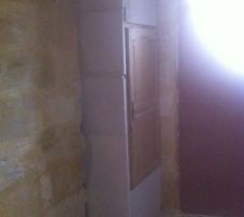 Placard &agrave; balai (cachant entre autres les tuyauteries de la salle de bain situ&eacute;e juste au dessus)