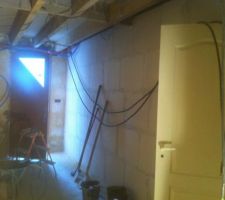 Mur en beton cellulaire mont&eacute; dans l'entr&eacute;e