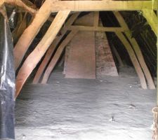 Une partie des combles et cette énorme cheminée en 2nd plan. Ce qui est prévu c'est de couplé un triangle (un jour) pour mettre une porte, le reste on garde.

terre au sol.