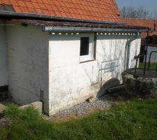 La salle de bain, une priorité dès qu'on a le budget, refaire la toit en rattrapant la charpente sur le toit de la maison et isolation par l'extérieur.