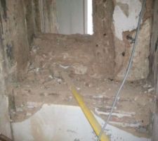 Pb N°2 :

le futur couloir s'avère être un mur de bunker. Pourquoi ont t-il fait ça ici ? 

la partie haute du mur qui était un placard avait un fond en mur de brique avec une maçonnerie tip top super chiant à détruire.

La partie basse s'avère être un mur de brique de 60cm d'épaisseur, la mèche du marteau piqueur ne traverse pas :(

Bonne nouvelle la poutre au centre n'est pas porteuse, elle ne touche pas la poutre massive en haut par contre c'est chaud ce qu'ils ont fait. Une poutre de 30x30 passe, soit dans le conduits de cheminée, soit y est collé. J'ai peur du risque d'incendie :( 

Quelqu'un aurait il une idée de la raison d'un mur aussi solide à cet endroit sur une mi hauteur seulement ?