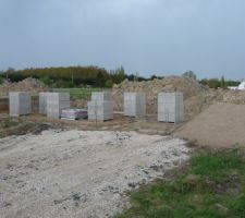 Arriv&eacute;e des parpaing pour le vide sanitaire