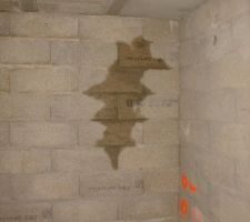Une tache est apparue sur le mur du sous sol adossé au mur de soutenement...