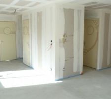 Vue cuisine et hall d'entr&eacute;e