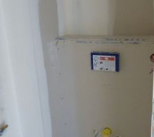 Coffre des toilettes suspendu &agrave; finir