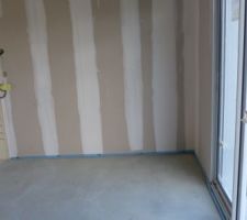 Vue dans la chambre avec sa porte et la chape lisse