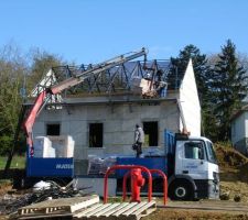 Chez AVE la toiture est en place,pose des fenetres de toit.