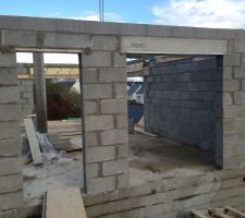 El&eacute;vation des murs : 3e jour / linteaux (volets roulants) pos&eacute;s !