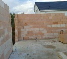 Murs en POROTHERM GF R20 Th , briques rectifi&eacute;es &agrave; perforations verticales.
Format standard 500 x 200 x 299 mm, 6,6 briques au m&sup2; hourd&eacute;es au mortier pour joint mince (1 mm fini), suivant le principe de la Ma&ccedil;onnerie Roul&eacute;e.
Les joints verticaux sont r&eacute;alis&eacute;s &agrave; sec par les embo&icirc;tements des briques.
R&eacute;sistance thermique du mur R = 1,32 m&sup2;.K/W
Classe de r&eacute;sistance &agrave; la compression&nbsp;: RC 80.