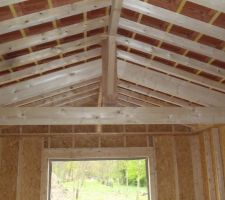 Et voil&agrave; le r&eacute;sultat final de la charpente du garage et des tuiles