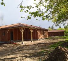 La maison et le garage au fond du jardin : il ne manque plus que le bardage extérieur.