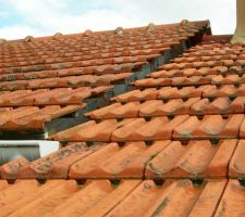 Toiture séparent 2 parties de la maison (chambre à gauche et cuisine à droite) espacement entre les 2 environ 50 cm
