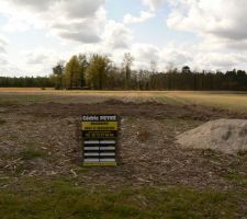 Terrain plat de 27 m de fa&ccedil;ade sur 120m de long soit environ 3200m&sup2;