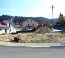 Voil&agrave; le terrain nu, avec encore un peu de neige au 1er avril... Mais pr&eacute;cisons de suite que l'hiver fut exceptionnel :D