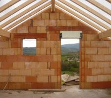 Fenêtre de notre chambre donnant sur un balcon...et la petite fenêtre de notre sde.