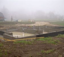 Murs du vide sanitaires, les maçons ont mis en place les évacuations.