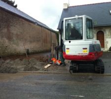 Travaux d'ouverture sur la voirie de notre accès.
Mise en place du bateau