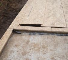 Fameuse jonction entre la dalle béton du carport et la dalle bois, fait dans les règles de l'art???