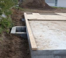 Dalle béton du carport et dalle bois derrière