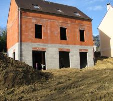 La maison, de l'autre côté du jardin