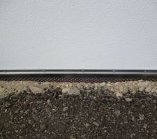 Profilé de finition du Delta-MS posé sur mur de la maison avant remblaiement