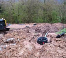 La cuve pour l'eau de pluie est presque en place