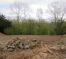 Et voilà l'assainissement fini : le terrain est remis en ordre ; du coup, il est désormais quasiment plat.