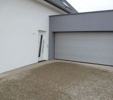 Accès maison et garage avec concassé de finition