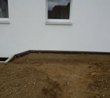 Vue depuis la rue: profilé de finition de Delta-MS posé et bordure remblayé avec du tout venant en attente de la mise en place des cailloux de granit