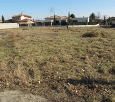 Terrain c&ocirc;t&eacute; entr&eacute;e de la maison