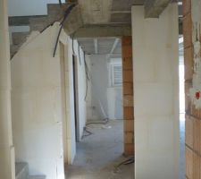 Hall d'entr&eacute;e, avec vue sur la cuisine (au fond)