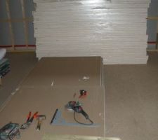 Dans le salon le bois et le placo sont pret a etre mis en place