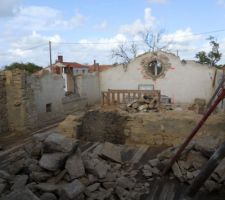 Autres vue de l'étage en chantier ,le mur de pignon au centre en cour de démontage