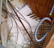 Le bas du 1/4 tournant avec un essai platre pour lisser le 1/4 tournant.....va falloir acheter du platre maintenant....