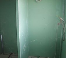 Salle de bain de l'étage : douche à gauche, vasque à droite