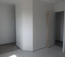 Chambre des parents avec le coin douche (peinture et carrelage fait)