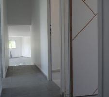 Vue du couloir côté nuit avec au fond le séjour