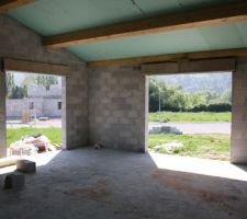 SALLE A MANGER
2 BAIES VITREES : 1 GALANDAGE 2M40 ET UN COULISSANT 2M
Poutres apparentes